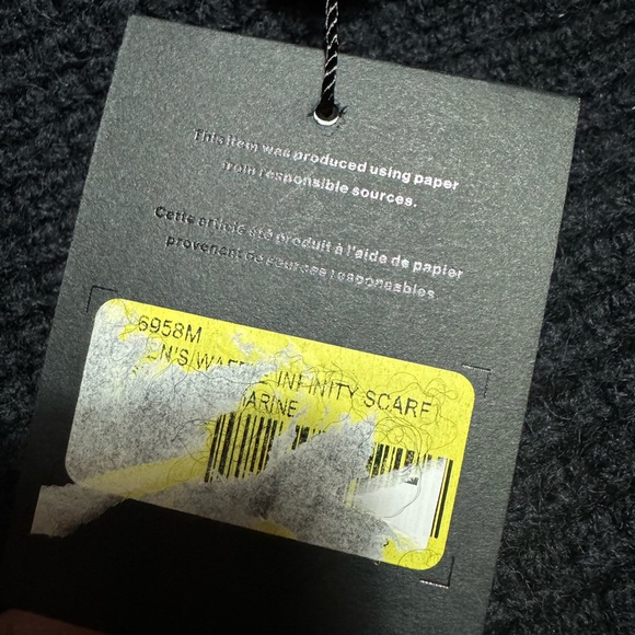 Canada Goose x Mackie Waffle Infinity Loop Scarf Men’s - Picture 9 of 12